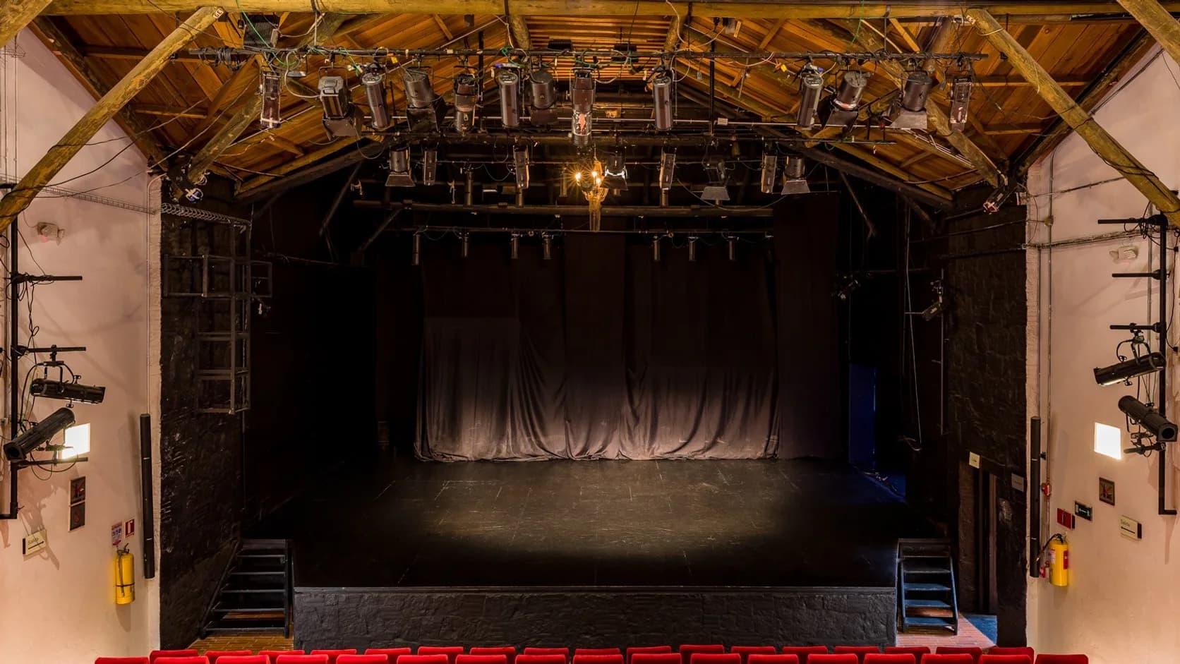 Cena, bambalinas y taller de teatro (centro)