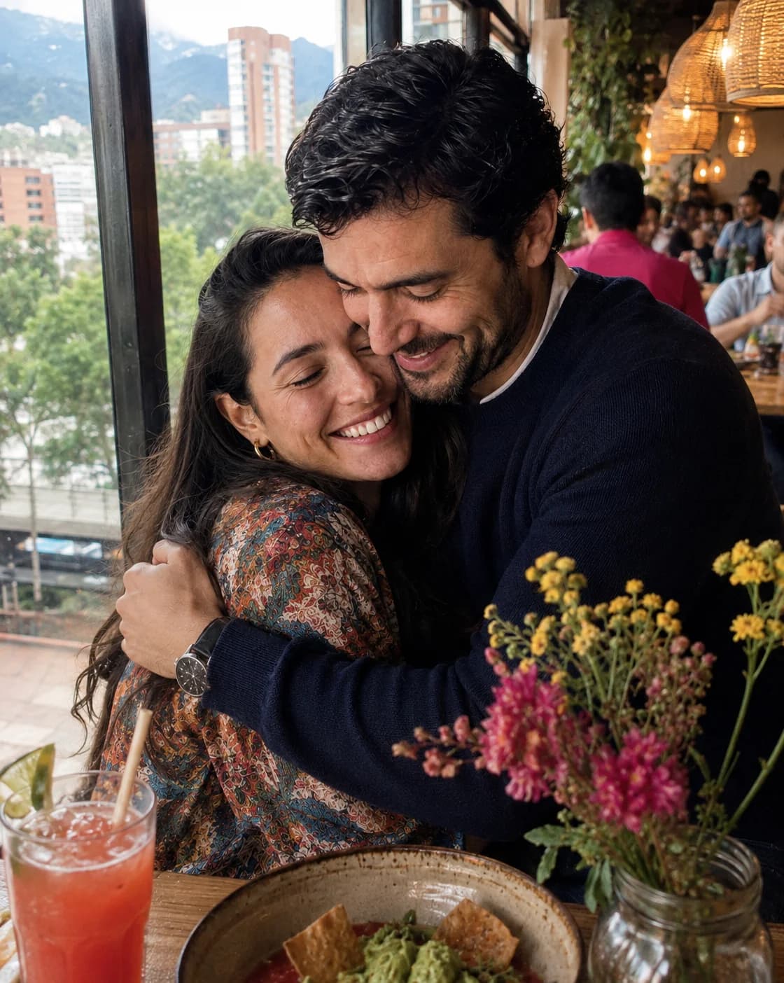 Pareja abrazada celebrando su aniversario