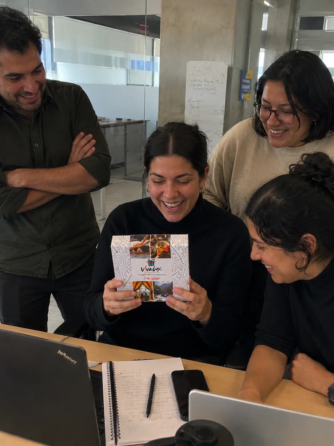 Equipo de trabajo mostrando una caja Vivabox en la oficina